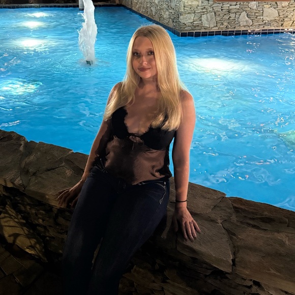 Meet your Posher, Taylor - Picture 1 of 1